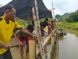 Satgas TMMD 110/Kodim 1201 Bersama Warga Lanjutkan Pengecoran Tiang Jembatan Beton