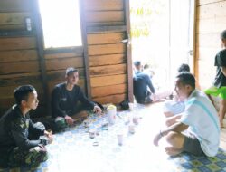 Sambil Minum Kopi, Satgas TMMD 110 / Kodim Komsos Dengan Warga