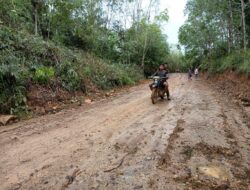 Kondisi Jalan Licin dan Belumpur, Anggota Satgas TMMD 110/Kodim 1201 Tetap Angkut Bahan Material
