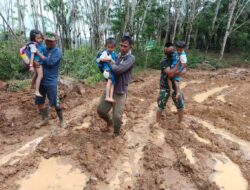 Aksi Satgas TMMD 110/Kodim 1201 Gendong Anak Sekolah Untuk Lewati Jalan Becek