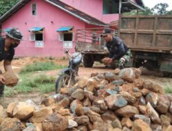Angkat Batu, Satgas TMMD 110 Kodim 1201 Buat Proses Penambalan Body Jalan yang Berlubang