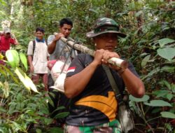 Anggota Satgas TMMD 110/Kodim 1201 Bantu Warga Angkat Material Pembangunan Bendungan