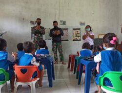 Mencontohkan Cara Mencuci Tangan Yang Benar Bagi Anak-anak PAUD Desa Tolok