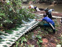 Satgas TMMD 110/Kodim 1201 Bantu Warga Buat Atap Pondok Dari Daun Pohon Enau