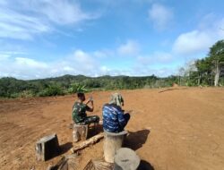 Anggota Satgas TMMD 110/Kodim 1201 Harus Naik ke Bukit Untuk Mendapatkan Signal