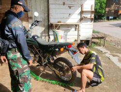 Anggota Satgas TMMD 110/Kodim 1201, Singgahi Bengkel Untuk Memompa Ban