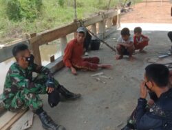 Rehat, Anggota Satgas TMMD 110/ Kodim 1201 Bercengkrama Dengan Warga
