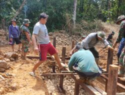 Anggota Satgas TMMD 110/ Kodim 1201 Lakukan Pemasangan Kayu Cerocok Pada Box Cluvert Kedua