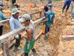 Anggota Satgas TMMD 110/ Kodim 1201 Pasang Tiang Pondasi Box Culvert Kedua