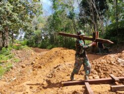 Anggota Satgas TMMD 110/Kodim 1201, Sedang Mengangkat Material