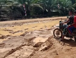 Jalanan Becek, Anggota Satgas TMMD  Berinisiatif Antar Anak-anak Ke Sekolah