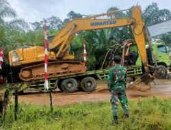 Kembalikan Exsavator, Anggota Satgas TMMD Kodim 1201 Tinjau Keamanan Pemindahan Alat Berat ke Mobil Tronton