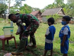 Berkunjung ke Paud, Anggota Satgas TMMD Kodim 1201 Ajari Cuci Tangan Dengan Air Mengalir Yang Benar