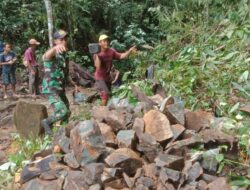 Anggota Satgas TMMD 110/Kodim 1201 Bersama Warga Angkut Batu Untuk Bangun Bendungan