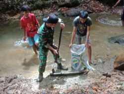 Material Seadanya, Satgas TMMD 110/ Mempawah Ambil Pasir Di Sungai Untuk Bangun Bendungan
