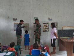 Anggota Satgas TMMD 110/ Kodim 1201 Ajari Anak Usia Dini Membaca