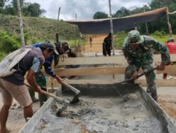 Anggota Satgas TMMD 110/Kodim 1201, Sedang Mengayunkan Cangkul