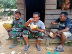 Melalui Kelapa Muda, Anggota Satgas Terus Wujudkan Kebersamaan Dengan Warga