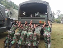 Semangat dan Jiwa Korsa yang Tinggi Satgas TMMD 110/Kodim 1201 Dorong Mobil Mogok