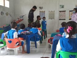 Anggota Satgas TMMD 110/ Kodim 1201 Mengajari Penerus Generasi Bangsa Cinta Akan Tanah Air