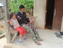 Datangi Langsung Kerumah, Satgas TMMD 110/Kodim 1201 Ingatkan Anak-anak Pelajaran Sekolah