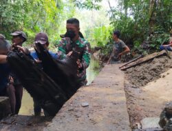 Karya Bakti Satgas TMMD 110 / Kodim 1201 Bersama Warga Bersihkan Bendungan Air Bersih di Dusun Palah
