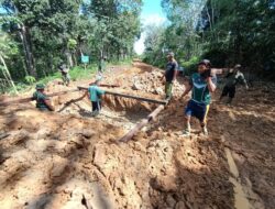 Dibantu Tiga Warga Desa Tolok, Anggota Satgas Melanjutkan Pekerjaan Box Cluvert