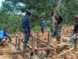 Anggota Satgas TMMD 110/Kodim 1201 Bersama Warga Buat Mal Bendungan Dari Bambu