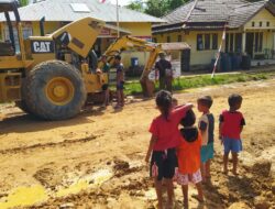 Anggota Satgas TMMD Membuat Pagar Untuk Jembatan Cor Beton