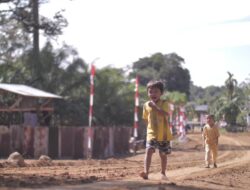 Anggota Satgas TMMD 110/ Kodim 1201 Bersama Warga Gotong Royong Siapkan Material Untuk Pembangunan Bendungan Air Bersih