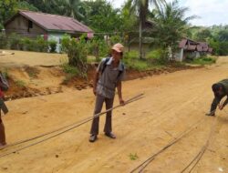 Sigap, Anggota Satgas TMMD 110/ Kodim 1201 Bonceng Warga