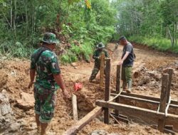 Semangat Satgas TMMD 110/Kodim 1201 Bekerja Walaupun Digenangi Air Hujan