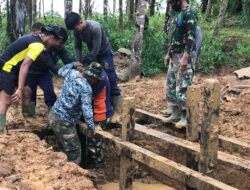Kondisi Berlumpur, Anggota Satgas Sedikit Kesulitan Melewatinya Dengan Kendaraan