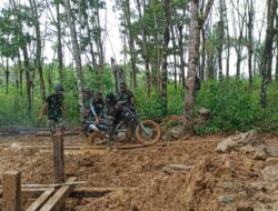 Perkokoh Box Culvert, Anggota Satgas TMMD 110/ Kodim 1201 Gunakan Balok Belian