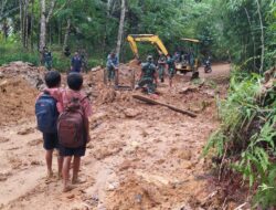 Anak Desa Tolok Sepulang Sekolah Antusias Tonton Anggota Satgas TMMD 110/ Kodim 1201 Berkerja