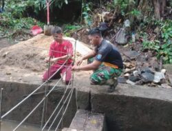 Anggota Satgas TMMD 110/ Kodim 1201 Merangkai Rangka Besi Bangun Bendungan