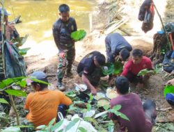 Keseruan Satgas TMMD 110 / Kodim 1201 Makan Bersama Warga