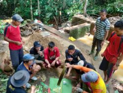 Anggota Satgas TMMD 110/Kodim 1201, Memakan Masakan Tradisional Dusun Palah