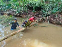 Anggota Satgas TMMD 110/Kodim 1201, Kegiatan Karya Bakti Membuat Penutup Aliran Air