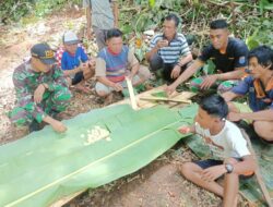 Renovasi Bendungan Air Bersih, Anggota Satgas TMMD Kodim 1201 Makan Buah Singkong Bersama