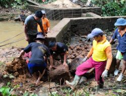 Renovasi Bendungan Air Bersih, Anggota Satgas TMMD Kodim 1201 Potong Besi Kerangka