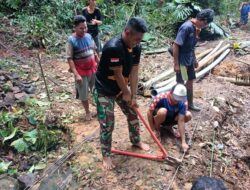 Kunjungan Tim Wasev, Anggota Satgas TMMD Kodim 1201 Pasang Bener Yang Bertulisan Selamat Datang