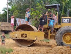 Kerja Diterik Matahari Tidak Memudarkan Semangat Satgas TMMD 110/Kodim 1201 Lanjutkan Perkerjaan