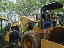 Bergotong Royong Bersama Warga, Satgas TMMD 110 / Kodim 1201 Karya Bakti