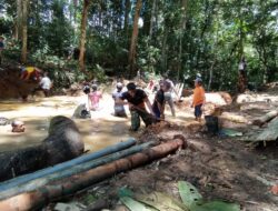 Bergotong Royong Bersama Warga, Satgas TMMD 110 / Kodim 1201 Karya Bakti