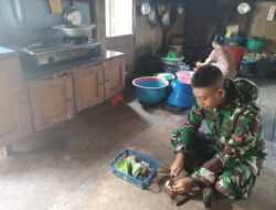 Tanpa Rasa Canggung, Satgas TMMD Bantu Ibu-ibu Memasak di Dapur