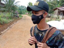 Bangun Bendungan, Satgas TMMD 110/Kodim 1201 Bantu Warga Angkat Logistik
