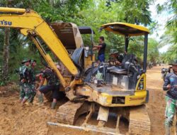 Perbaiki Alat Berat Yang Alami Kerusakan, Satgas TMMD 110/ Kodim 1201 Dibantu Ahli Mekanik