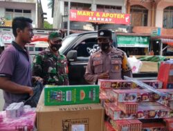 Petugas Awasi Jalannya Protkes di Pasar Simpang Empat
