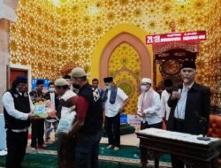ACT Bukittinggi bersama Presiden MRI berbagi Paket Parcel Lebaran